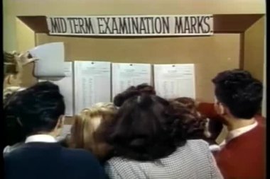 Öğrenciler gemide yayınlanmıştır onların orta vadeli notlar denetleme