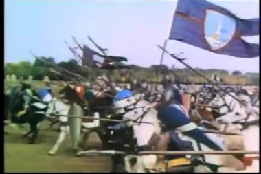 wide shot at sırtında savaşa dörtnala üzerinde Ortaçağ askeri