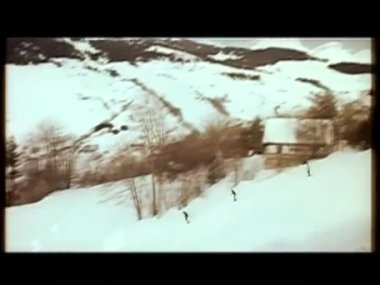 1960 'larda Alpler' de kar tepeli dağlarda kayak yapan kayakçılar. 