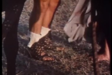 adam öpüşme süre sessizce bacakları bir close-up kadın olarak duruyor