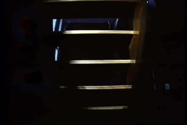 Vue Angle Bas Homme Montant Les Escaliers — Video