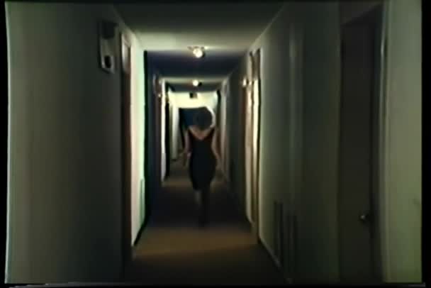 Widok Tyłu Kobieta Czarnej Sukni Schodząc Dół Korytarz Hotel — Wideo stockowe