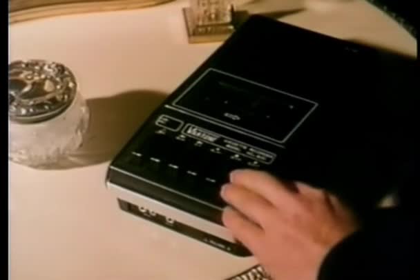 Mann Steckt Kassettenband Tonbandgerät Und Spielt — Stockvideo