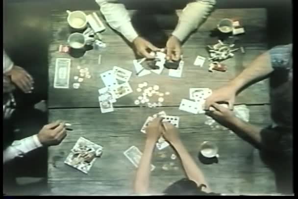 Υψηλή Γωνία Θέα Άνθρωποι Παίζουν Χαρτιά Ξύλινο Τραπέζι — Αρχείο Βίντεο