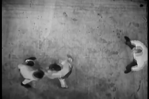 Hakem Boksörler Ringe Mücadele Izlerken Yüksek Açılı Görünüş — Stok video