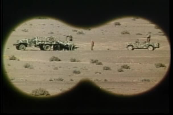 Oogpunt Door Middel Van Verrekijkers Van Soldaten Woestijn Jaren 1970 — Stockvideo