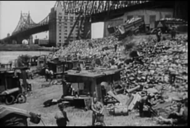 1930 年代を近く 番街橋 ニューヨーク イースト リバーでダンプします — ストック動画