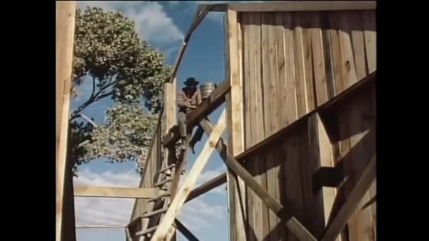 Muž Sedí Příčné Nosníky Stavba Domu Roku 1950 — Stock video