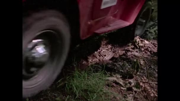 Jeep Körning Genom Lerig Skogsväg 1970 Talet — Stockvideo