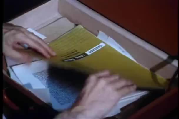 人在底部的公文包中找到可卡因数据包的特写 — 图库视频影像