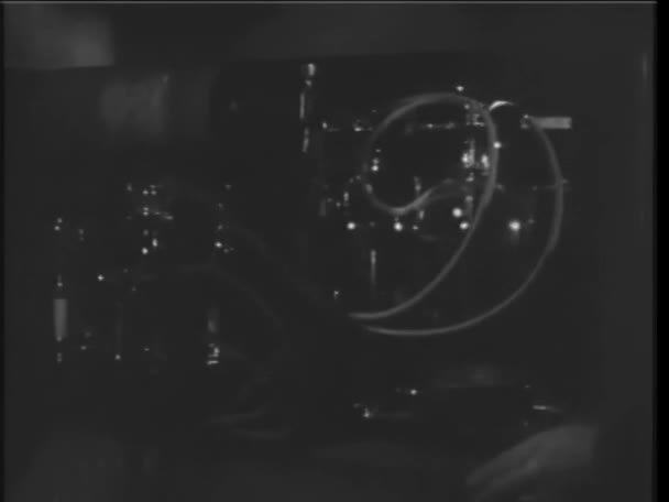 Närbild Man Mixtra Med Hemliga Panel Värmeelement 1930 Talet — Stockvideo