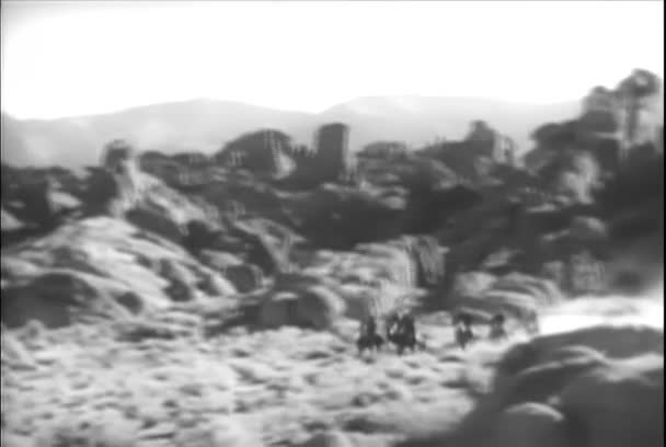 Gruppo Cowboy Cavallo Galoppo Attraverso Canyon 1930 — Video Stock