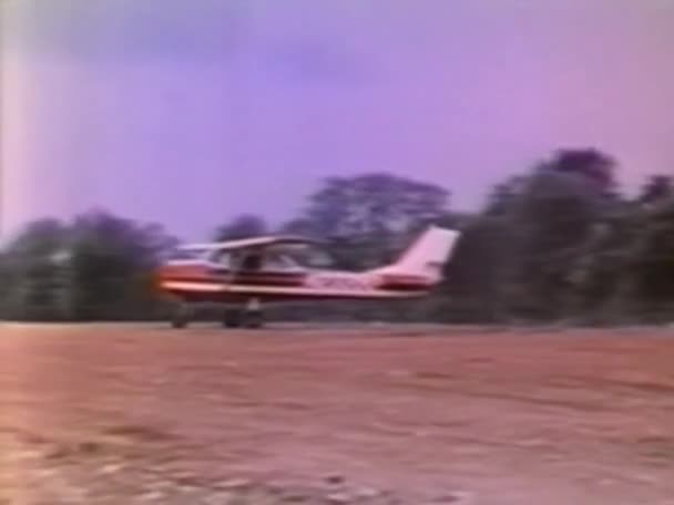 Avião Pequeno Girando Campo Sujeira Por Homem Carro 1970 — Vídeo de Stock