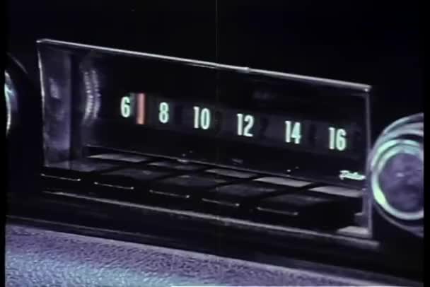 1970年代のカーラジオ映像 — ストック動画