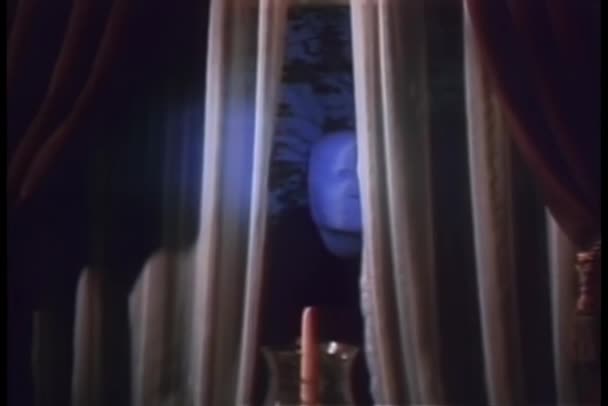 カーテンの後ろに浮かぶ白いマスクのワイド ショット — ストック動画
