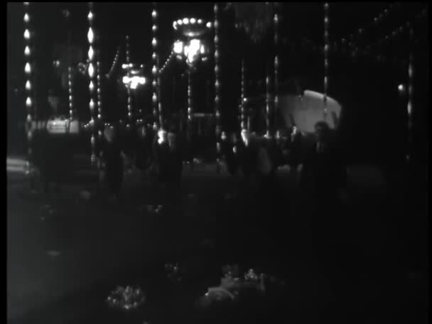 Pessoas Vestidas Como Zumbis Correndo Noite 1960 — Vídeo de Stock