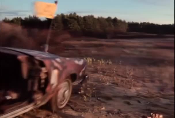 Achteraanzicht Van Mens Van Jaren 1980 Door Veld Cabrio Rijden — Stockvideo