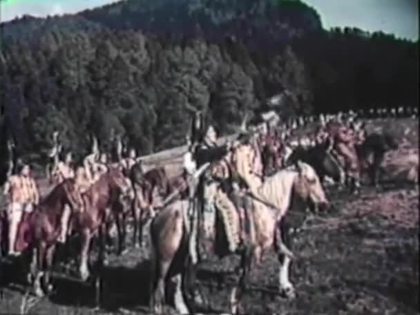 アメリカ インディアンの戦いのための乗馬準備に — ストック動画