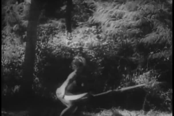 Guerreiros Nativos Correndo Pela Selva — Vídeo de Stock