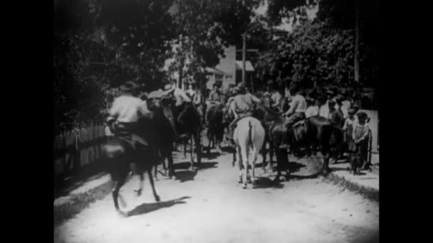 Atlı Adamlar 1920 Lerde Arabalarına Eşlik Ediyorlardı — Stok video