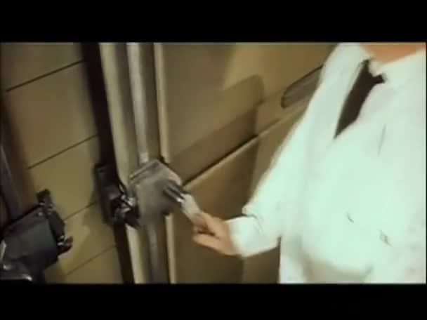 Trabajador Tirando Puerta Del Refrigerador Mortuorio Abierto 1960 — Vídeo de stock