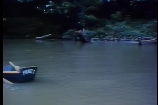 Perahu Baris Kosong Mengapung Sungai — Stok Video