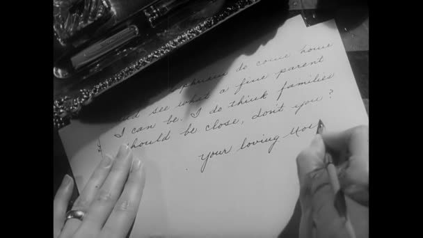 Крупный План Письма Женщины 1940 Годы — стоковое видео