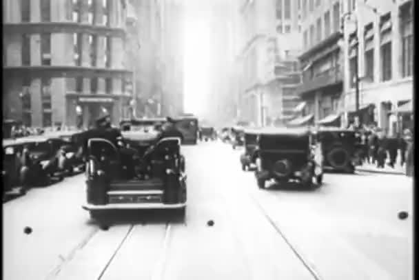 ニューヨーク市の通り 1930 年代を通じて警察カーチェイス — ストック動画