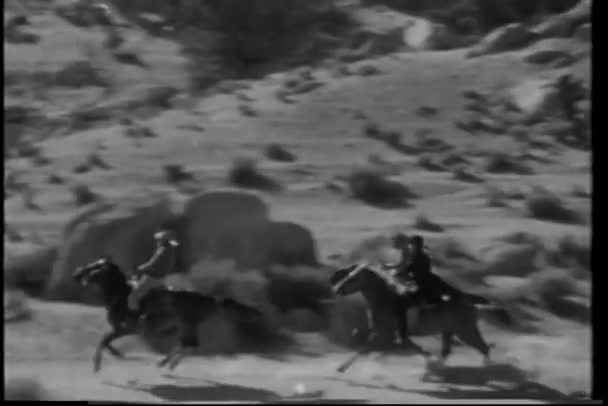 Weitschuss Cowboys Auf Wilder Verfolgungsjagd Gebirge — Stockvideo