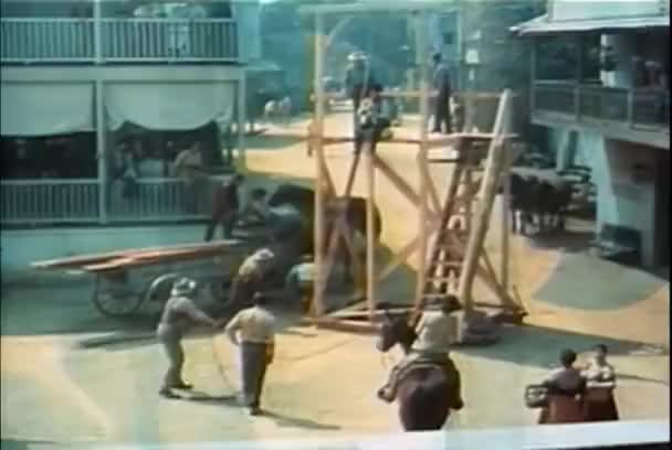 城镇广场男子试验绞刑架的重现 — 图库视频影像