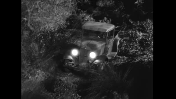 Člověk Řídit Náklaďák Lesem Tahání Samotě Dům 1940S — Stock video
