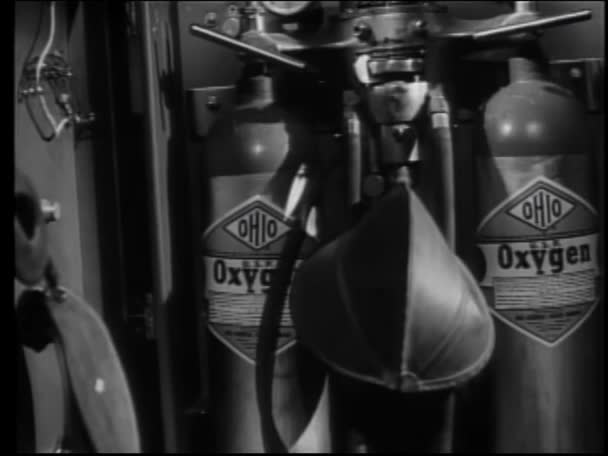Tanques Oxigênio Bombeando Oxigênio Para Saco Inflar 1950 — Vídeo de Stock