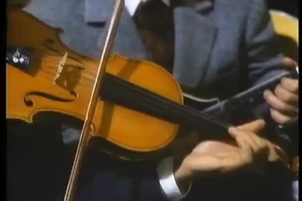 Полусечение Человека Костюме Играет Скрипке — стоковое видео
