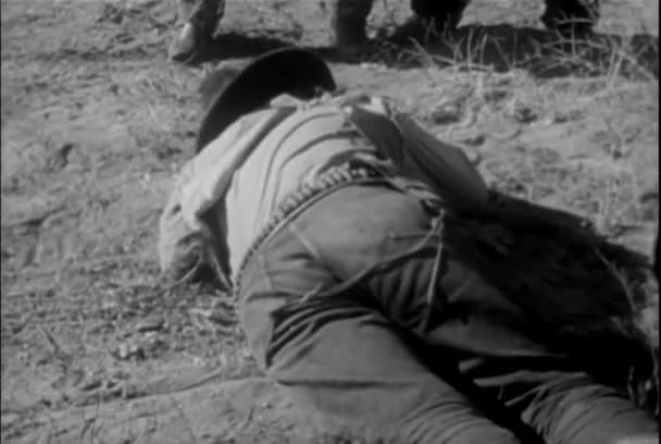 受伤的牛仔的后方看法移动在地面上 二十世纪三十年代 — 图库视频影像
