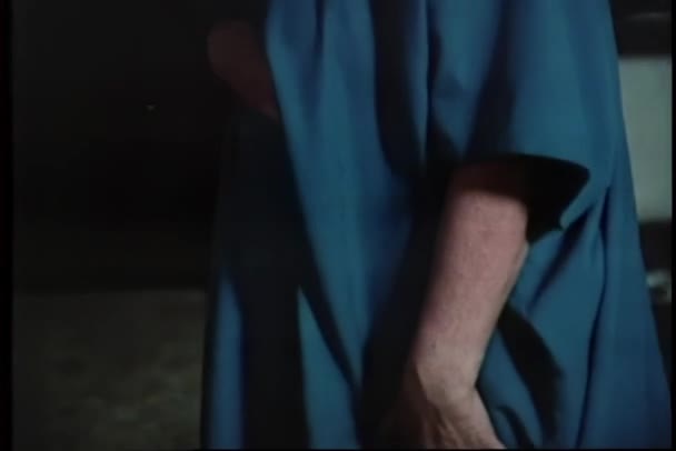 Kapının Önünde Kan Doğru Tiptoeing Kadın — Stok video
