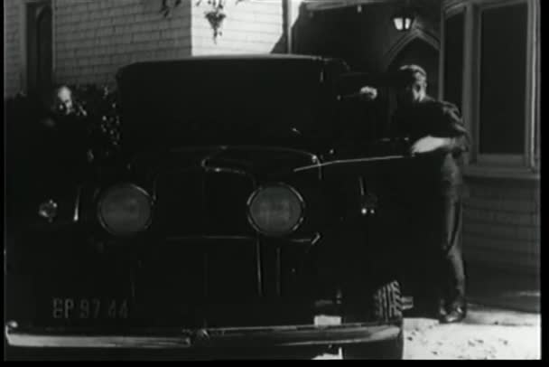 Άνδρες Gettting Αυτοκίνητο Και Την Οδήγηση — Αρχείο Βίντεο
