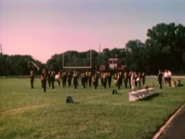 Marching Band Sfilando Attraverso Campo 1980 — Video Stock
