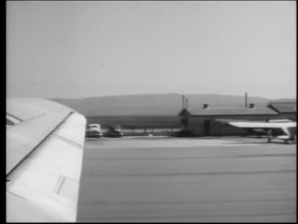 20世纪50年代 从飞机内部看它在机场上的海岸 — 图库视频影像