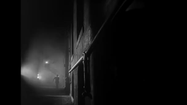 两个男人追晚上街上空无一人怀疑 — 图库视频影像