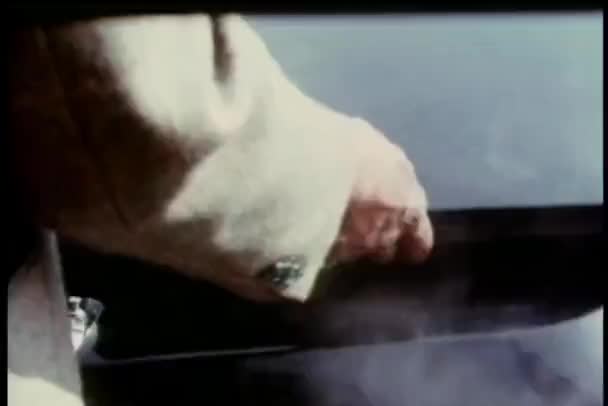 Zblízka Pohled Otevření Kouřící Kapoty Vozu — Stock video