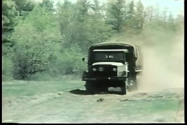 1970 Truk Militer Melewati Jalan Negara — Stok Video
