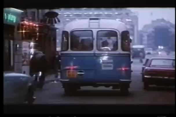 Автомобілі Автобус Рухаються Міській Вулиці — стокове відео