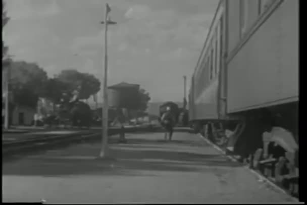 Αχθοφόρος Pullman Απόθεση Υποπόδιο Όπως Τρένο Τραβά Στο Σταθμό — Αρχείο Βίντεο