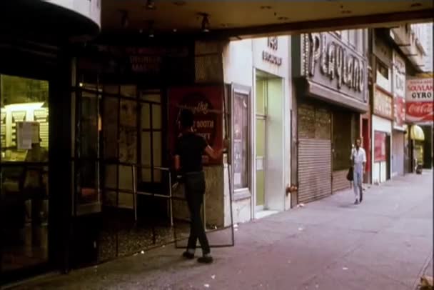 Personas Abriendo Tiendas Vídeo Vintage — Vídeo de stock