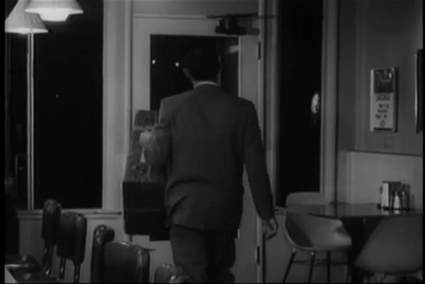 Ember Így Diner 1960 Években Bőrönddel Hátulnézet — Stock videók