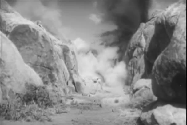 二十世纪三十年代在峡谷中爆炸的宽镜头 — 图库视频影像