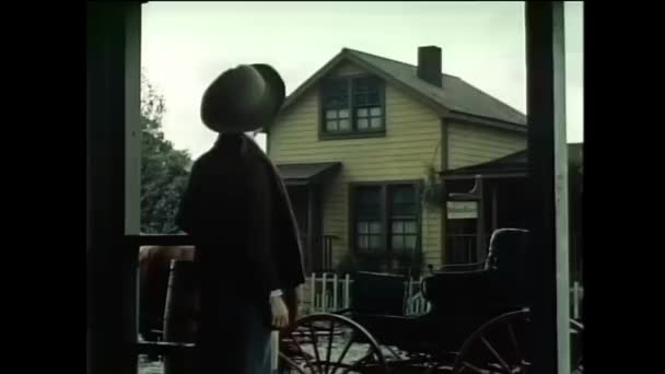 Pohled Zezadu Chlapce Rozhodl Jít Dešti Roku 1950 — Stock video