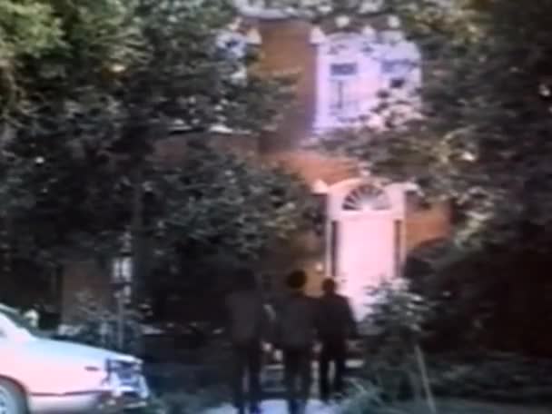 Вид Сзади Людей Идущих Входу Здание 1970 Годы — стоковое видео