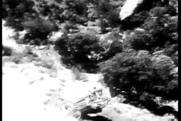 Uçurumdan Düşen Arabasının Yüksek Açılı Görüntüsü — Stok video