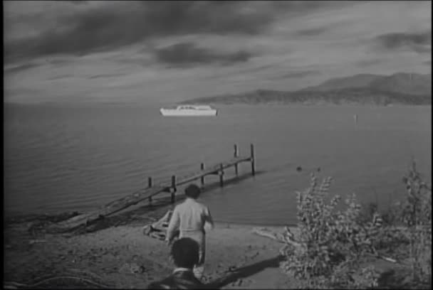 Dos Hombres Caminando Hacia Muelle Con Yate Distancia 1950 — Vídeos de Stock